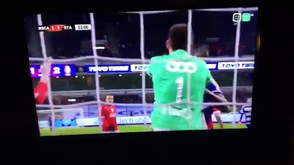 Víctor Valdés agarra a un rival por el cuello vs Anderlecht 28 02 2016