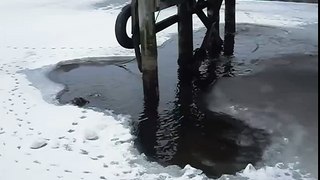 Bobler under broen fjerner isen.