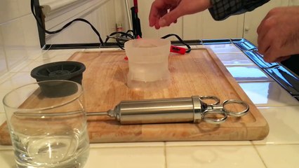 Un cocktail dans une boule de glace !