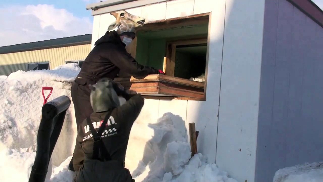 雪室の雪補充作業