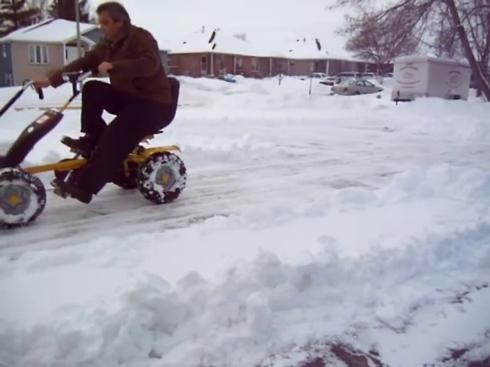 Un chasse-neige tricycle à pédales, ecologique et sportif!