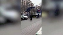 Babá carrega cabeça de criança pelas ruas de Moscou