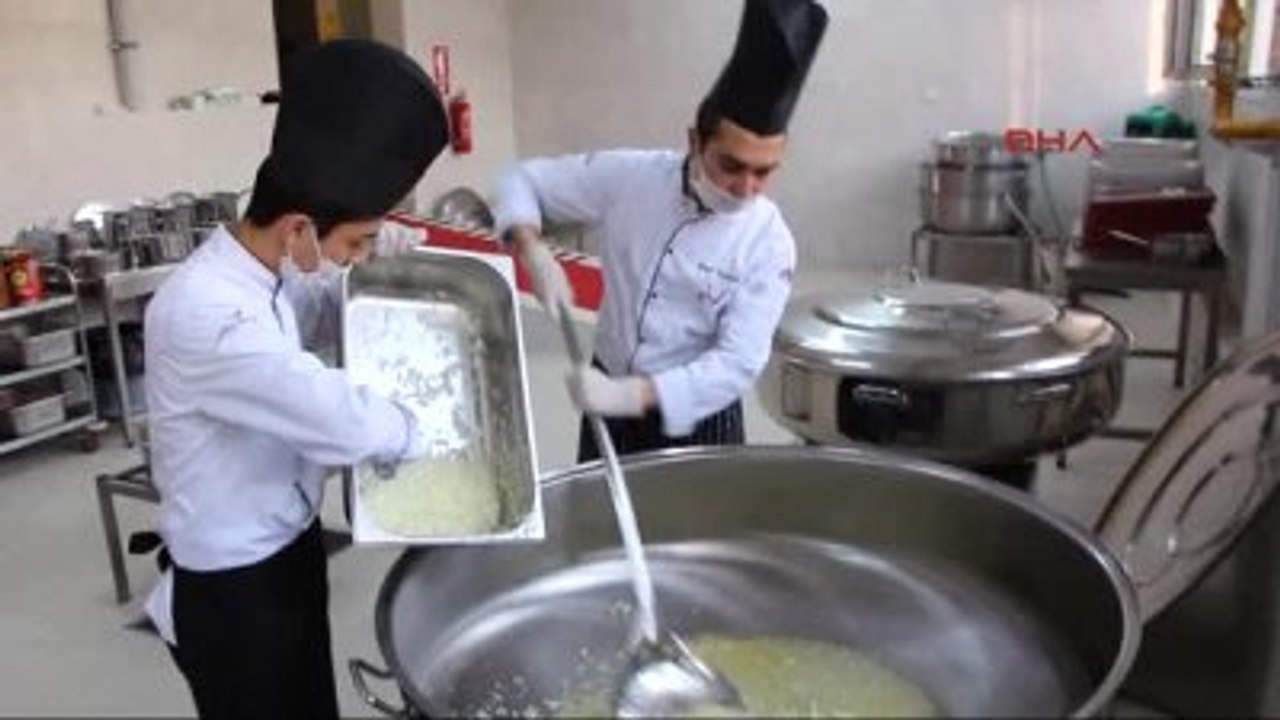 Bolu Taşımalı Eğitim Gören Öğrencilerin Yemeğini Liseli Aşçılar Yapıyor