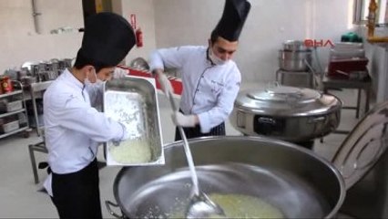 Bolu Taşımalı Eğitim Gören Öğrencilerin Yemeğini Liseli Aşçılar Yapıyor