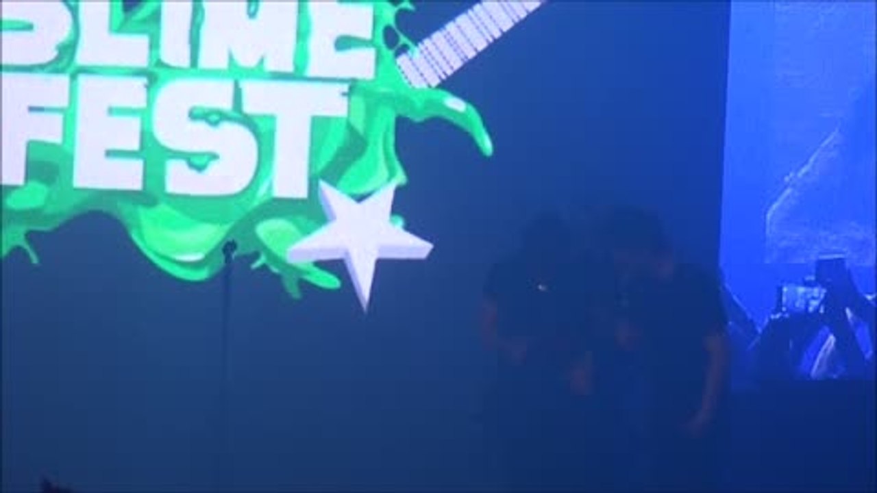 Slime Fest: Alessio Bernabei sul palco si becca lo Slime