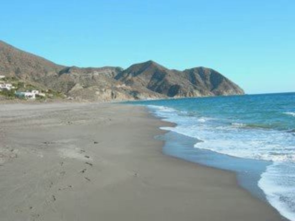 LA PLAYA DE EL ALGARROBICO