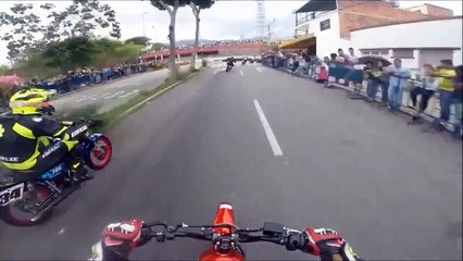 Une folle course de moto dans une ville de Colombie