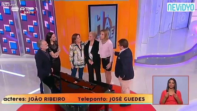 Canlı Yayında Sunucunun Gömleğini Açınca