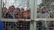 A la frontière entre la Grèce et la Macédoine, des migrants tentent de passer en force
