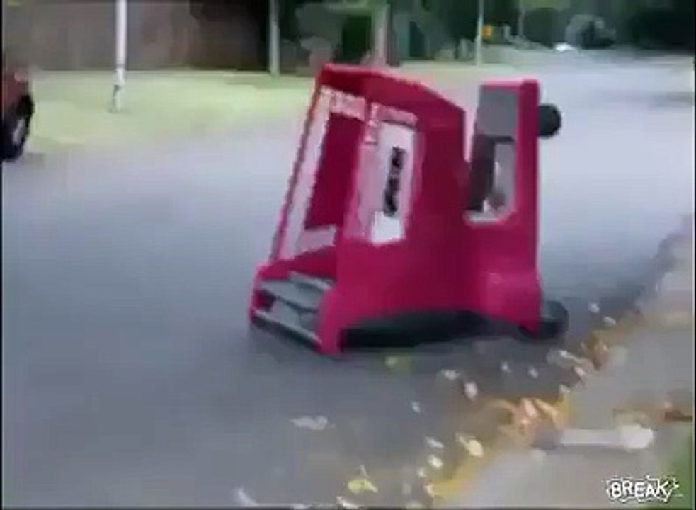 Guardate cosa fa questa bionda con il cartello della spesa!