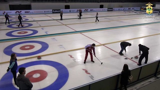 Полицейские играют в керлинг