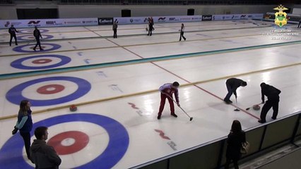 Полицейские играют в керлинг