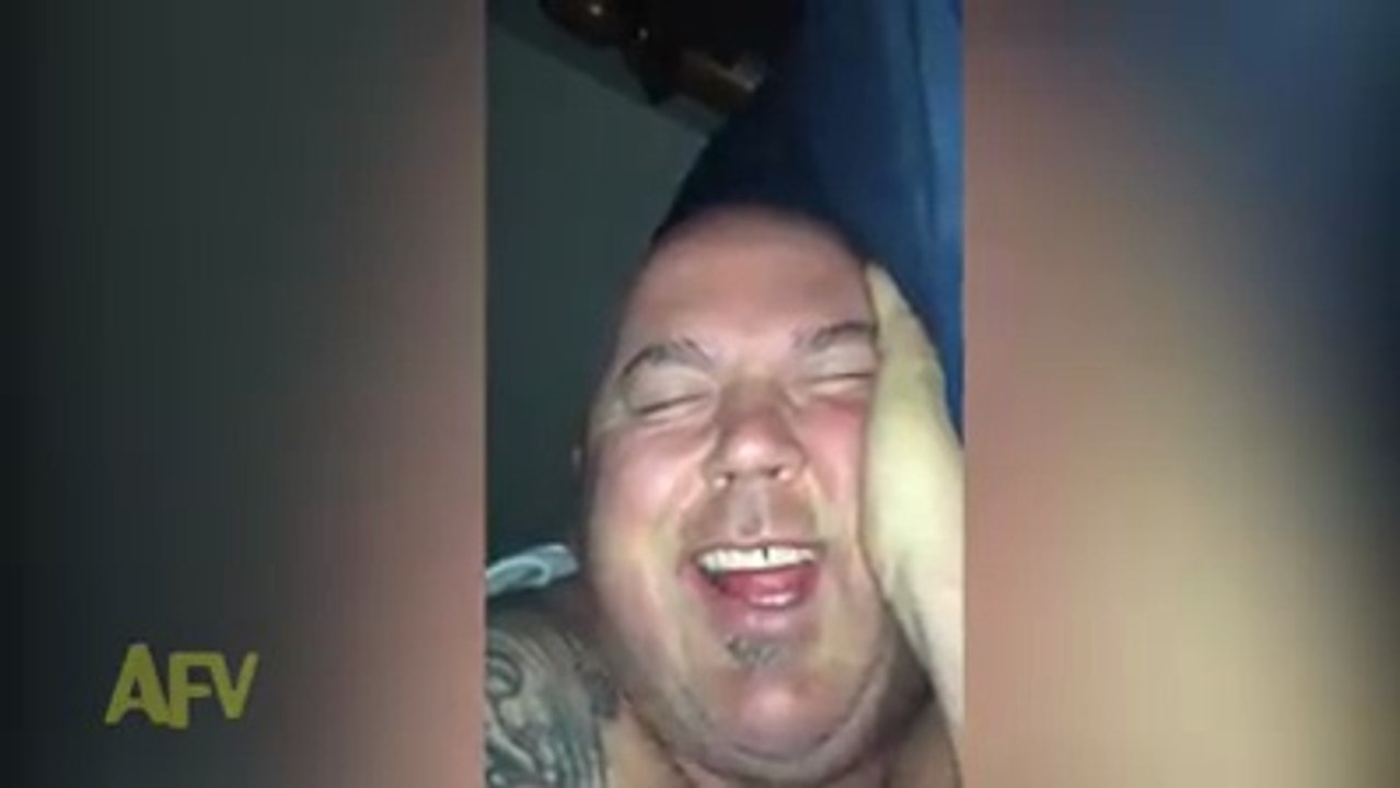 Une femme filme le fou rire incontrôlable de son mari en train de dormir