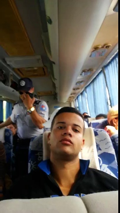 Pasajero grava registro que hace un policia en una guagua en  Cuba.