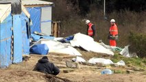 França destrói parte de abrigo de migrantes em Calais