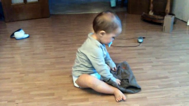 Ванька одевает штаны