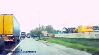drôle daccident de scooter sur route mouillée - 2016