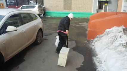 Woman DGAF, Drags Computer to Store