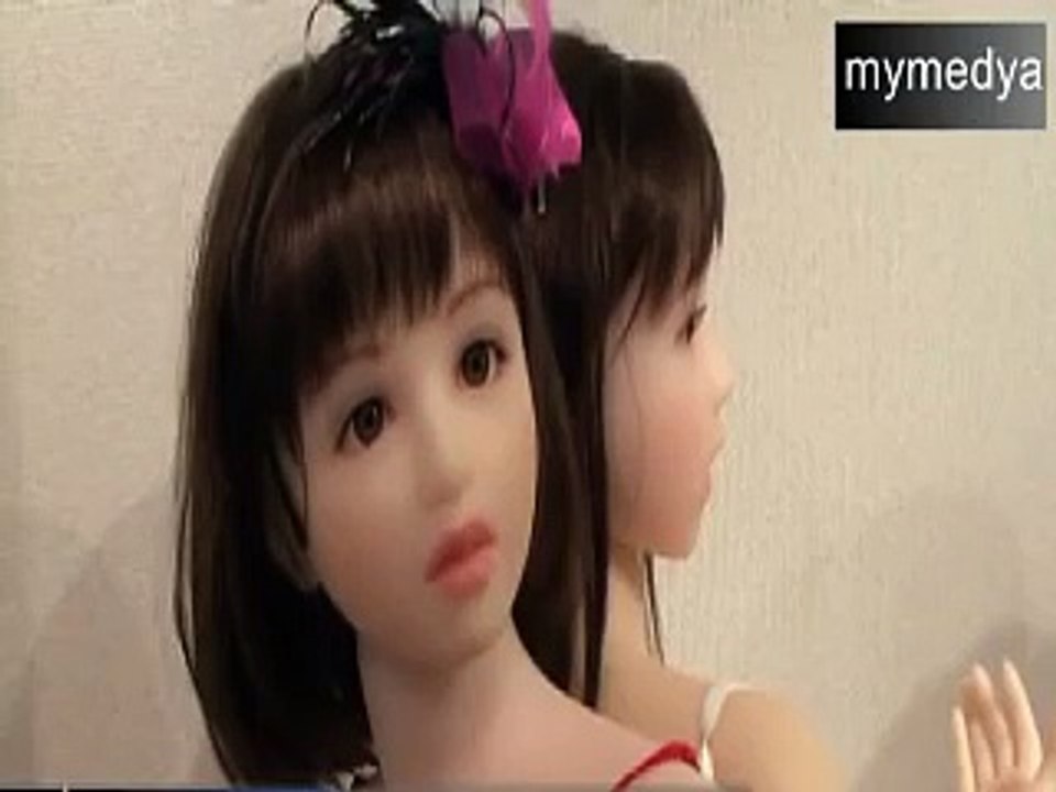 Çinli kadınlar kocalarına şişme bebek hediye ediyor.