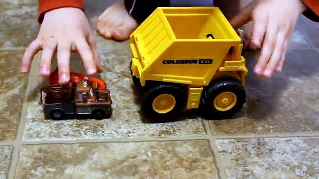 Cars Colossus XXL Tipping Dump Truck Eats Mater & Lightening McQueen!
