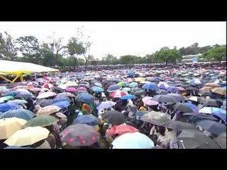 Huge crowds welcome Pope Francis to Kenya