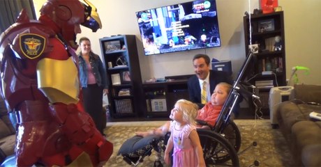 Un policier se déguise en Iron Man pour rendre visite à des enfants malades