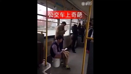 Il fait caca au milieu du métro... Tranquille!