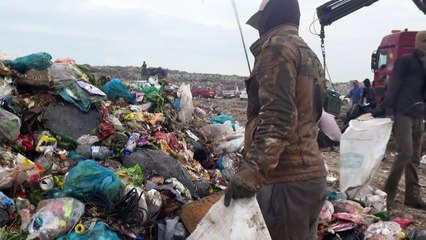 نازحون في أربيل يبحثون عن لقمة العيش في القمامة
