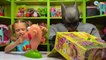 ✔ Batman. Видео для детей. Ярослава и Бэтмен играют в игру Gooey Louie. Развивающие игры ✔