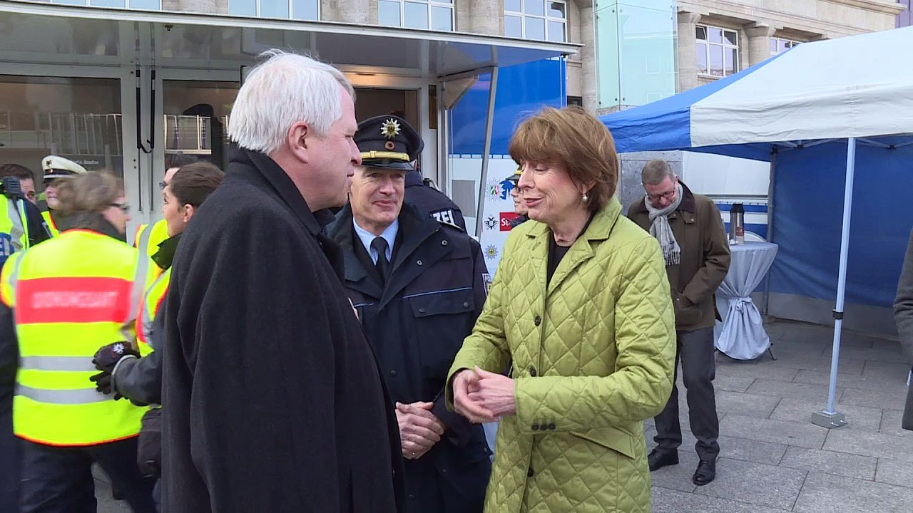 Mobile Polizeiwache auf der Kölner Domplatte