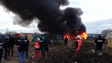Démantèlement de la jungle de Calais, cabanes incendiées