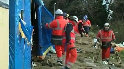 Une partie de la "jungle" de Calais démantelée dans une ambiance tendue