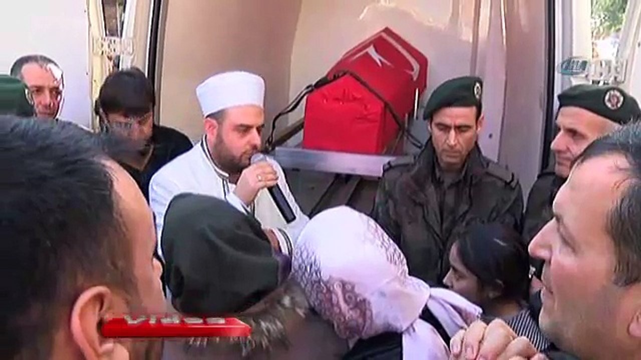 Elindeki oyuncağıyla şehit babasına son kez baktı