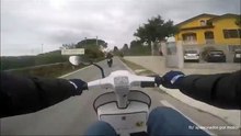 Condutor de Vespa é ultrapassado por Yamaha 600... mas decide mostrar que a sua "velhinha" também anda!