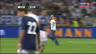 Un aficionado salta al campo, saluda a Messi y lo celebra como un gol!