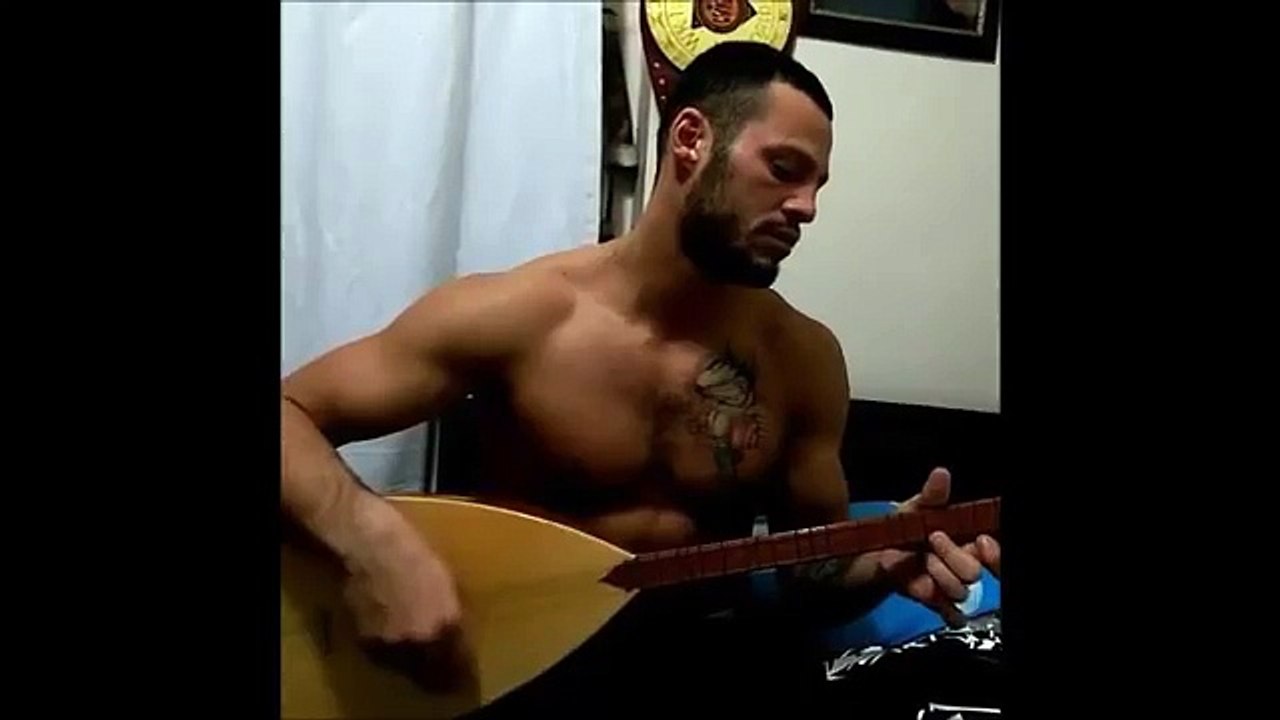 Avatar Atakan Saz Bağlama Çalıyor