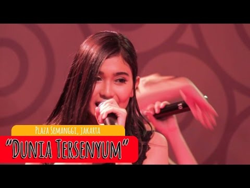 Cherrybelle - Dunia Tersenyum [LIVE] at Plaza Semangi