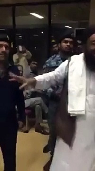 Extreme Insult of Pervez Rasheed At Airport, Watch What People Doing With Him