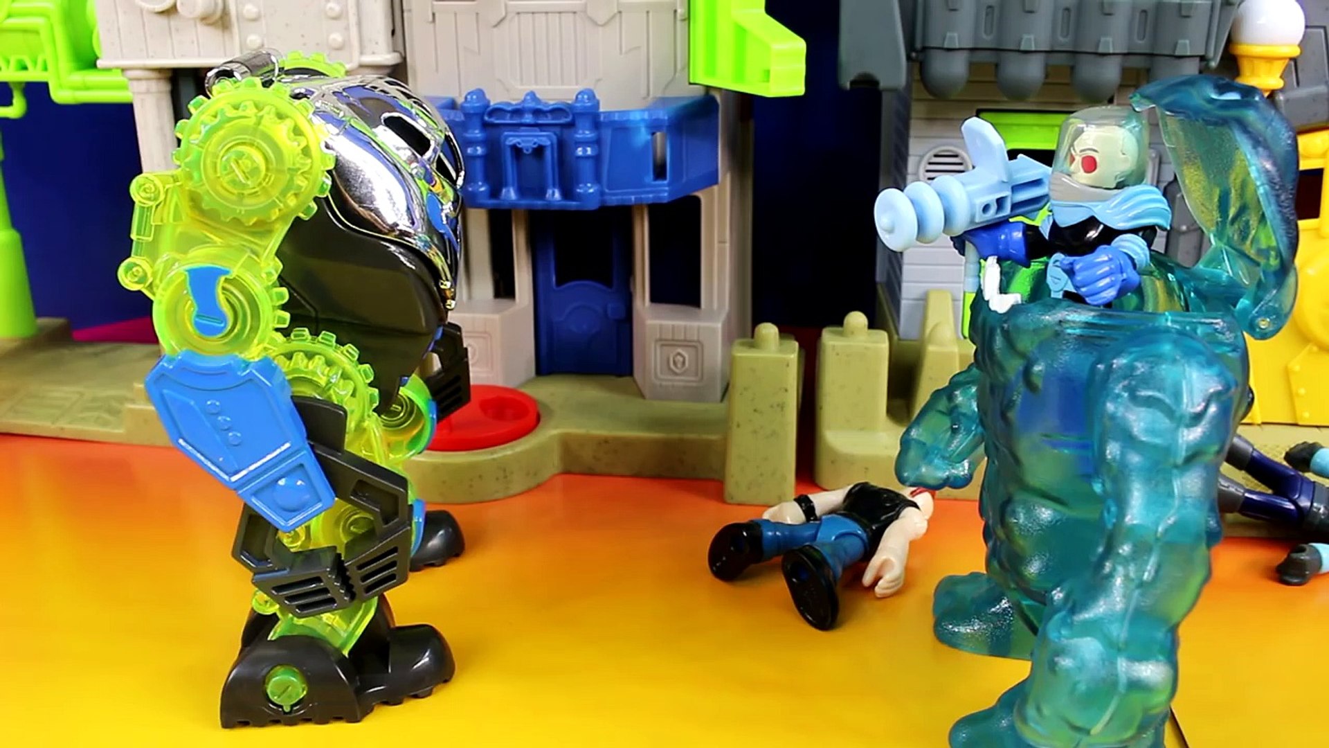 Imaginext Mr. Freeze & Clayface Battle Gotham City Police Batman Superman  Cyborg Robin Robot - video Dailymotion