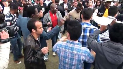 Yaşlı adam dansıyla gençlere taş çıkarttı