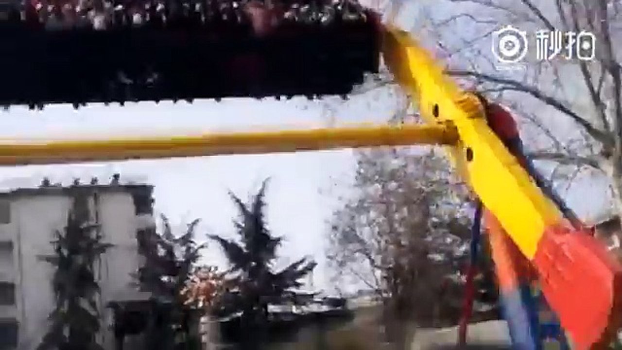Lunparktaki makineden böyle düştü