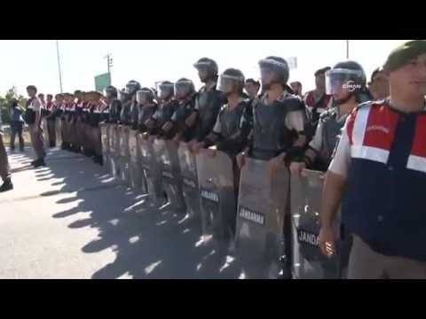 Migrants blocked in Turkey inch closer to Greek border