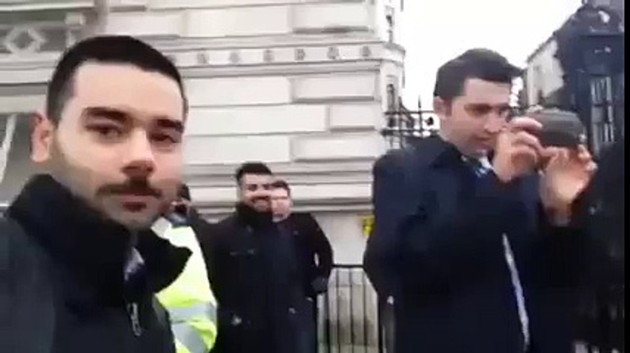 Londra'da Davutoglu'nun Korumasna Satasan Turk