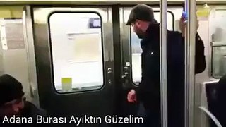 Paris metrosunu trolleyen adam. Paris metrosunda muavinlik yapan TURK