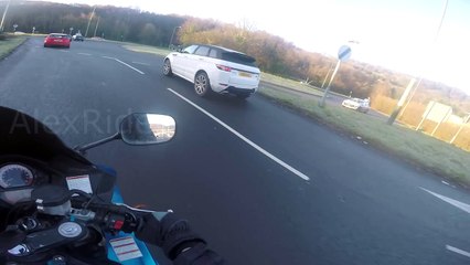 Un motard se crashe après avoir été ébloui par le soleil ... WTF !