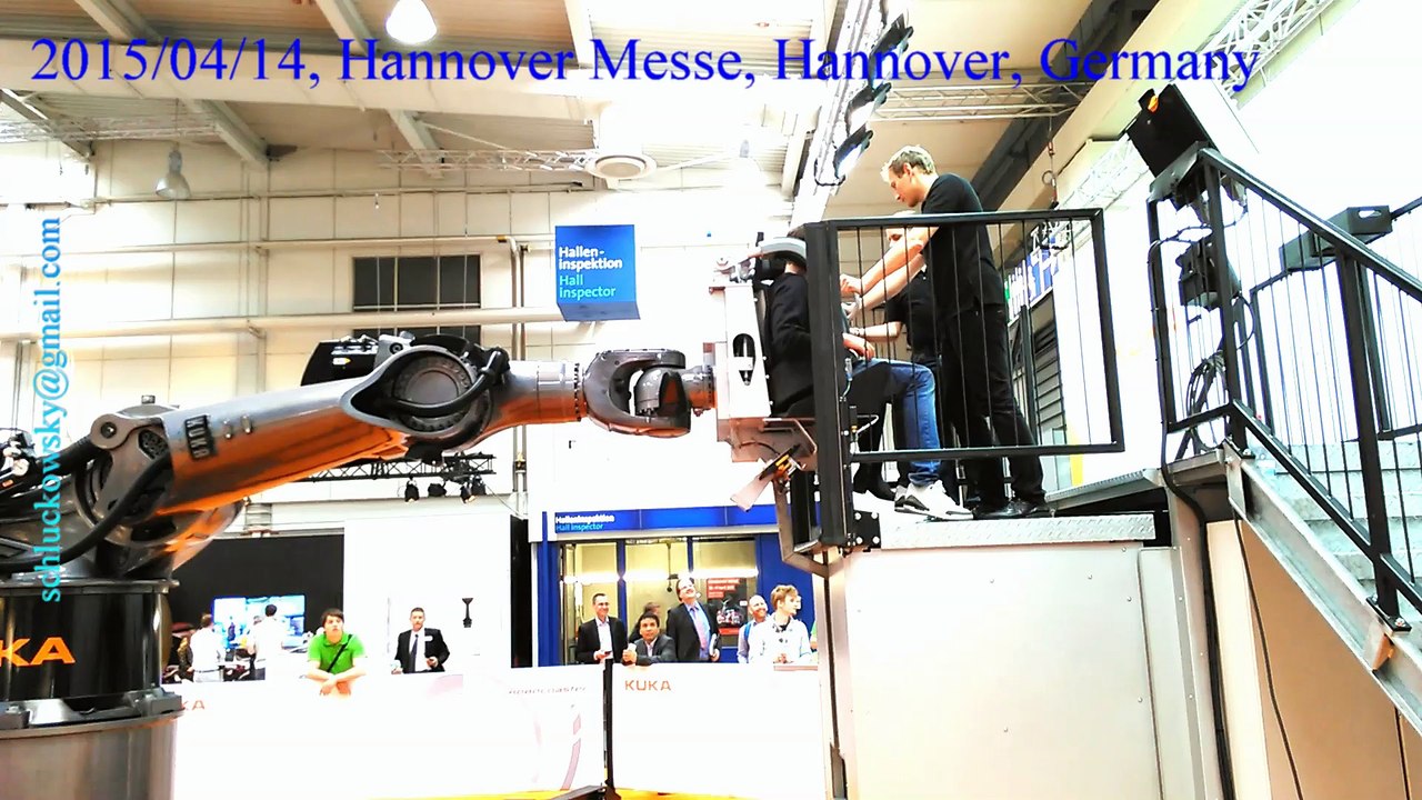 karusselfahren im industrieroboter auf der hannovermesse,  futuristic robotic amusement ride