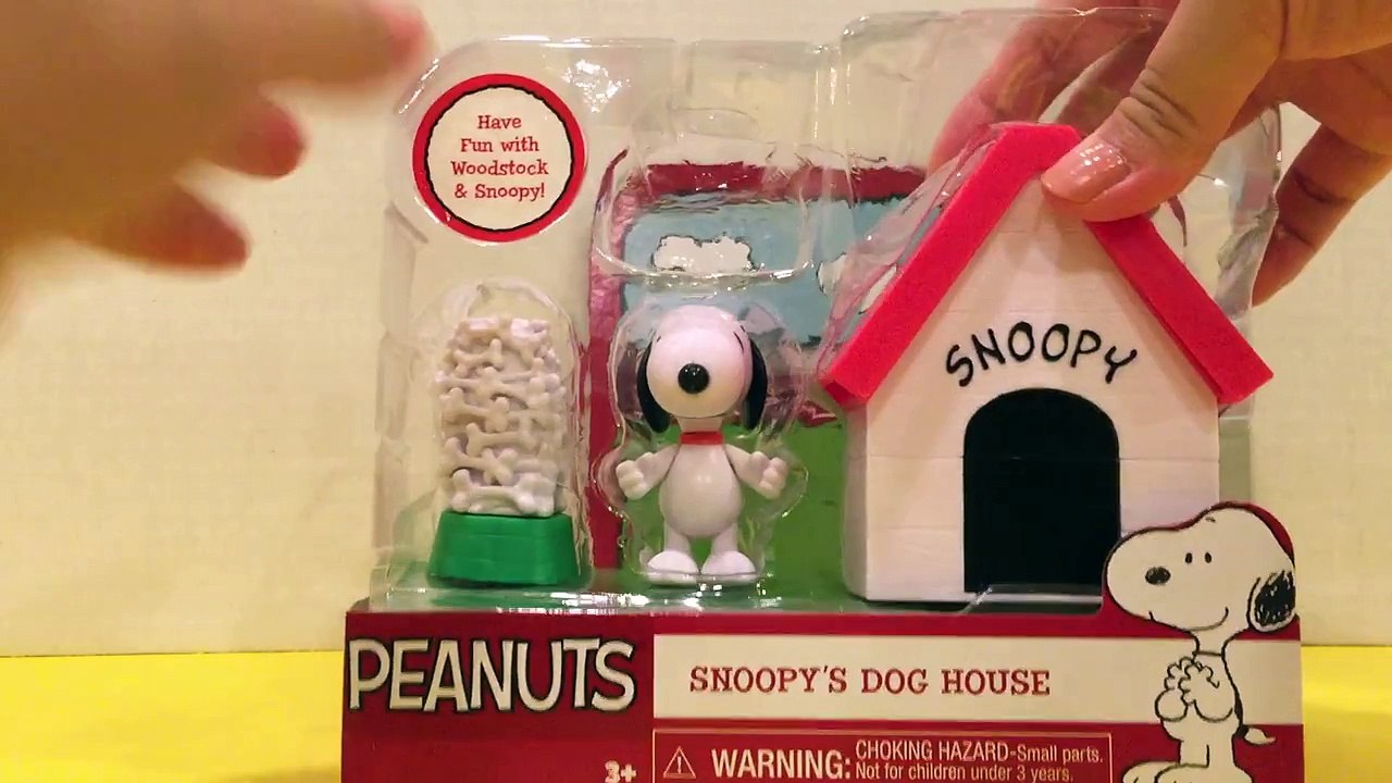 Peanuts Charlie Brown Snoopys dog house, Woodstock & bowel of treats playset