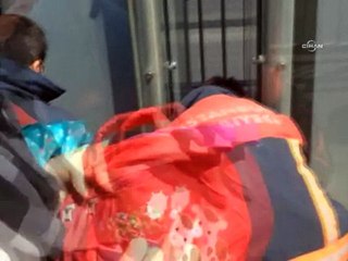 Akbil dolum cihazına sıkışan kedi, itfaiyecilere zor anlar yaşattı