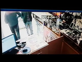 Kimsesiz çocukların sadaka kutusunu çaldılar