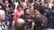 Eylemci şahıs, polis amirinin elini öptü